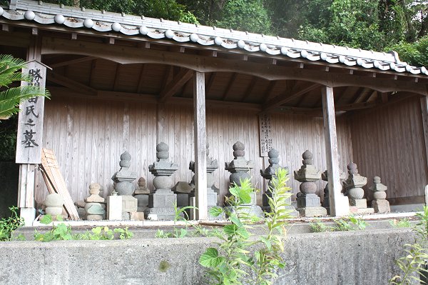 勝間田氏供養塔